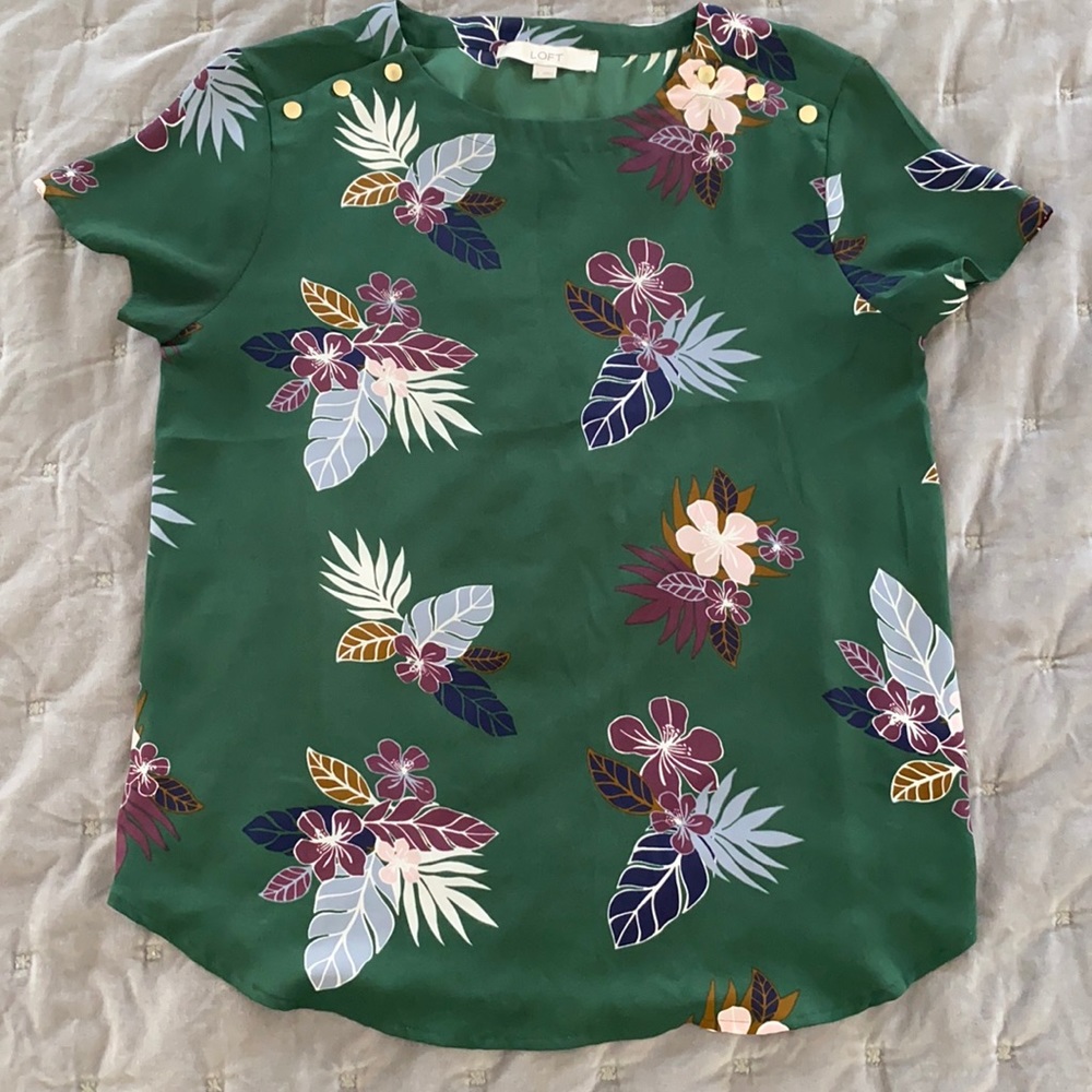 Women’s LOFT green floral short sleeve shirt